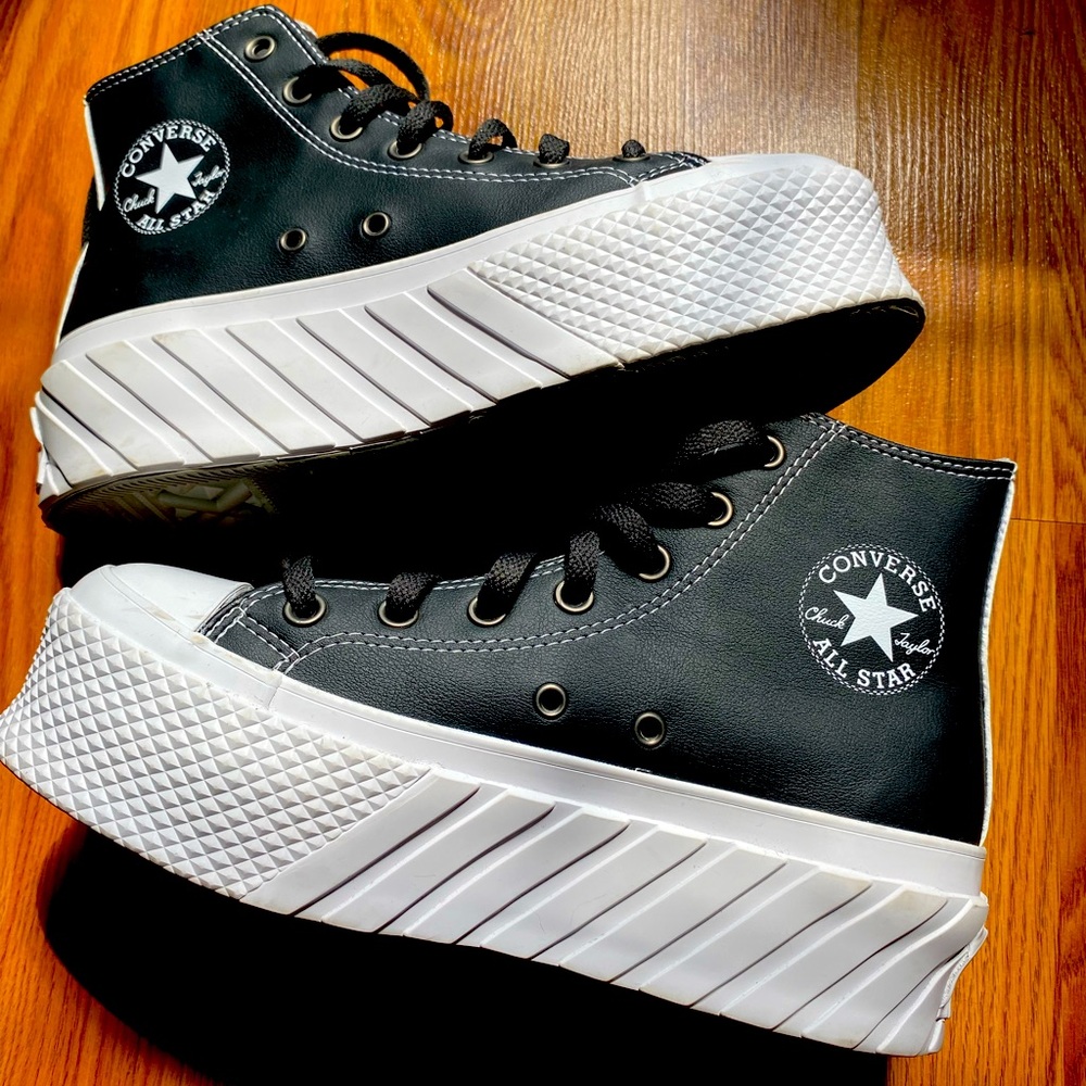 Converse high top Platform Women’s size 8. Only worn twice